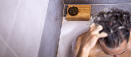 Faire mousser le shampoing solide sur la tête